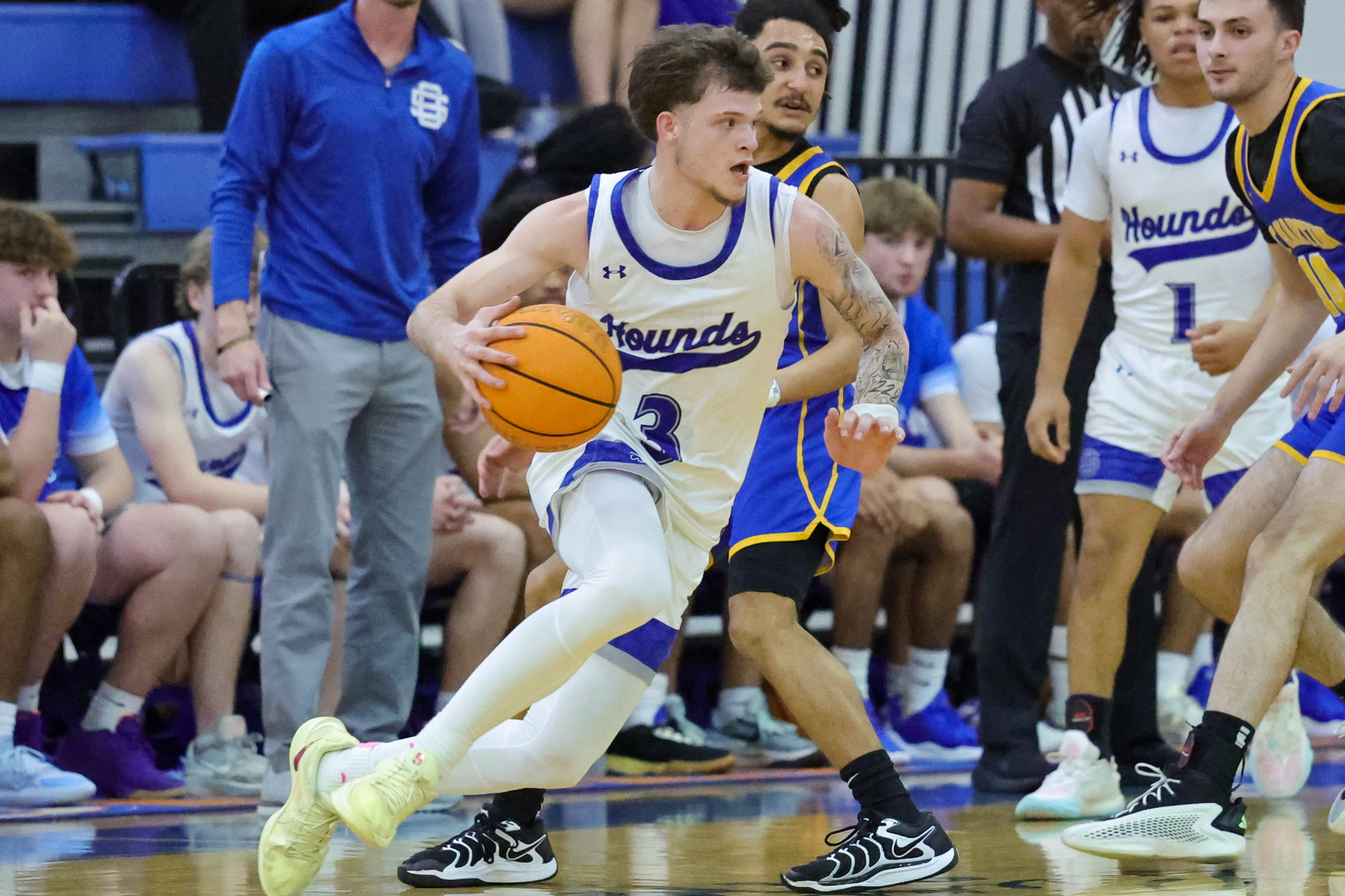 Prep Basketball: Greyhounds notch third win of the season over the Yellow Jackets