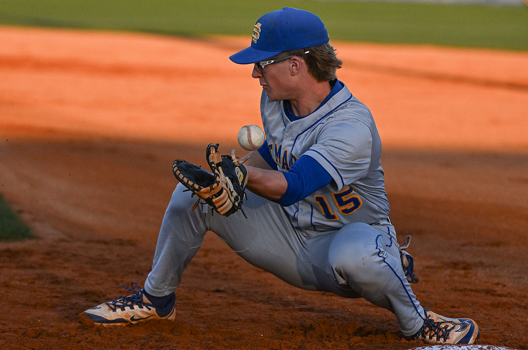 Prep Baseball: Greyhounds pull into sole possession of top spot in Region 4-7A