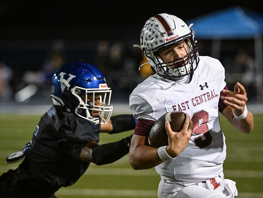 Prep Football: Hornets stun Bulldogs in annual Pascagoula River Bowl, 27-24